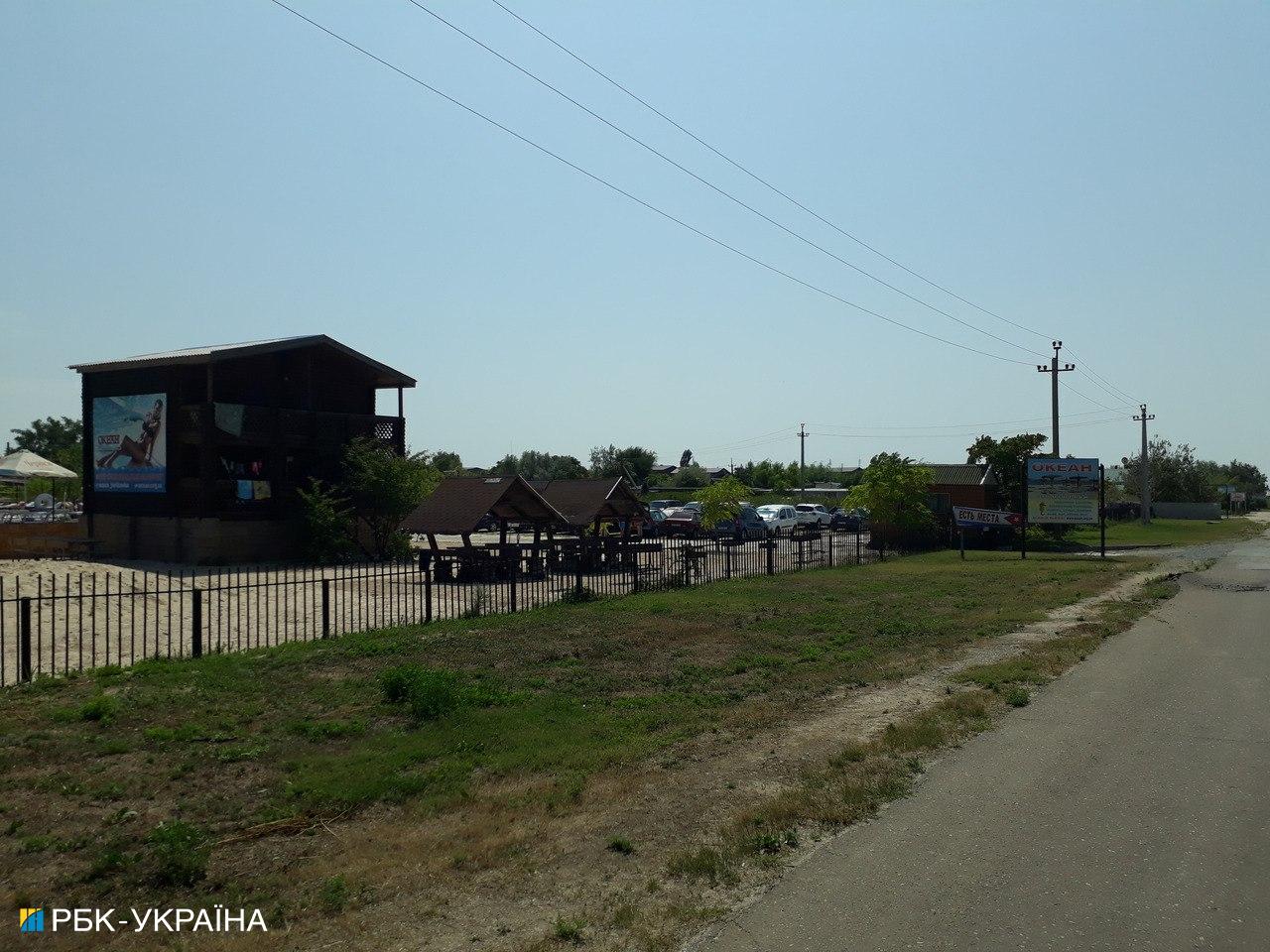 Очередь на эвакуацию - 10 дней. Как живет курортная Кирилловка в оккупации (фото)